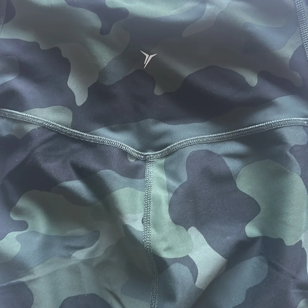 Old Navy Active Green Camo Elevate Leggings - Picture 5 of 6